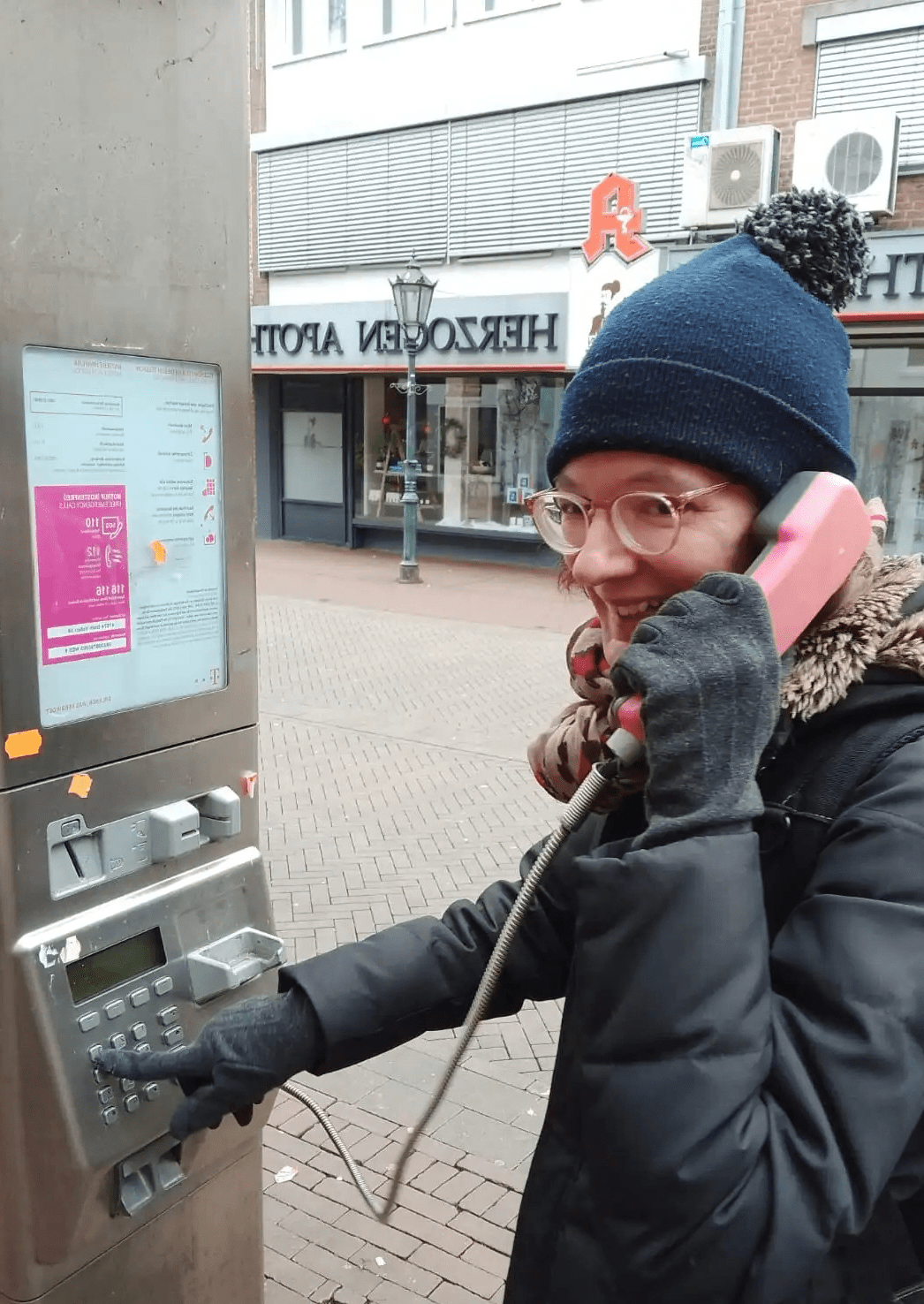 Openbare telefoon op straat in een winkelstraat in Duitsland