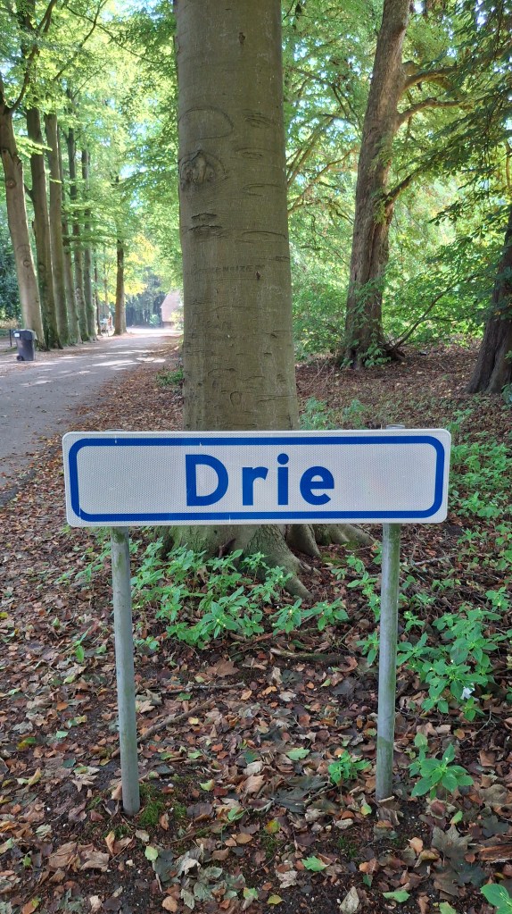 Plaatsnaambord met de naam Drie, aan het begin van het gehucht Drie